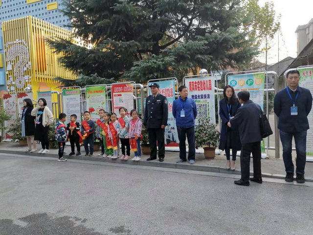 黃岡市實(shí)驗(yàn)幼兒園保安站崗